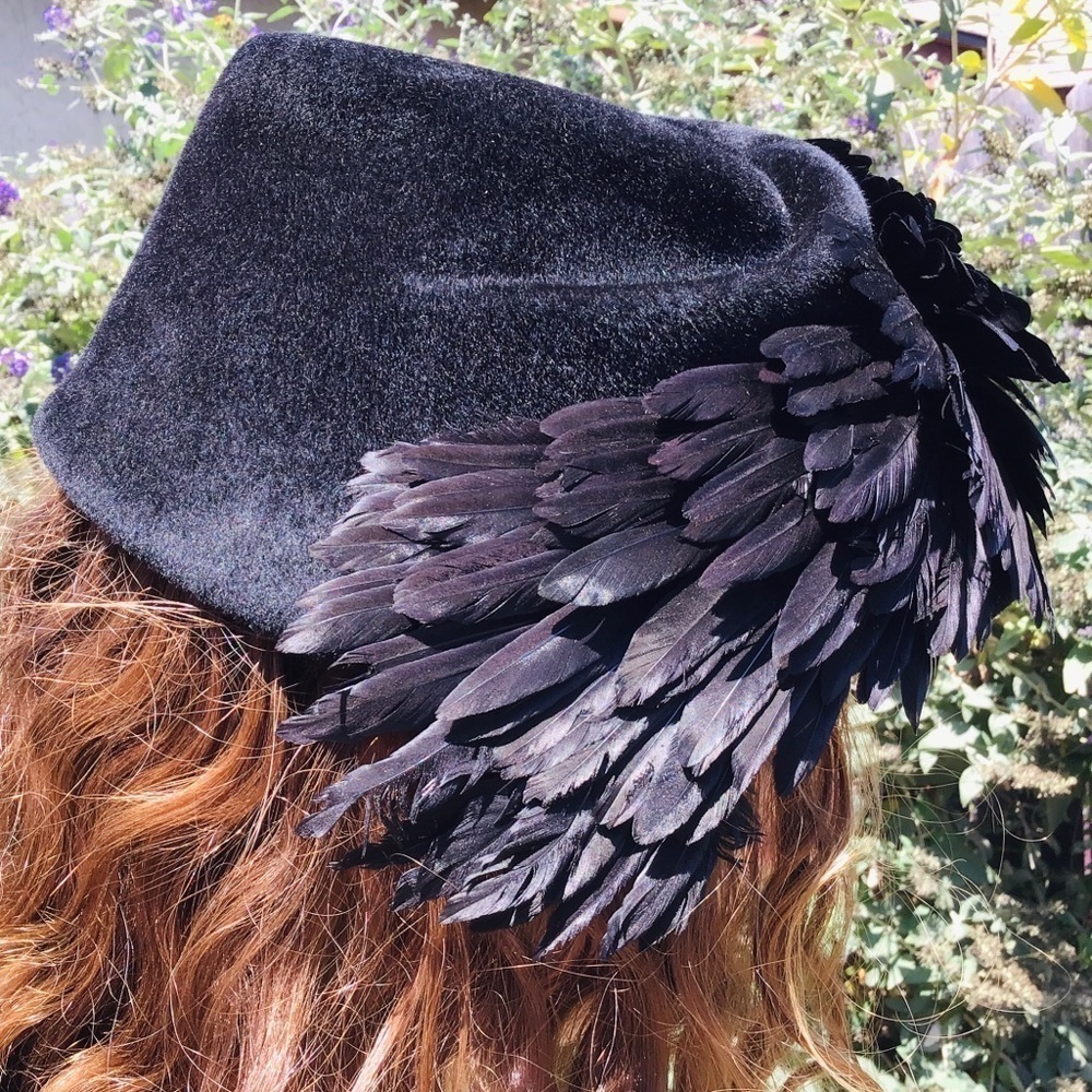 VINTAGE Veeda Louisa Feather Hat Flapper Black Cap Bucket Velvet Layered